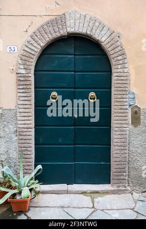 Viste generali sulla tipica architettura toscana e sulle case di Lucca, Toscana. Foto Stock