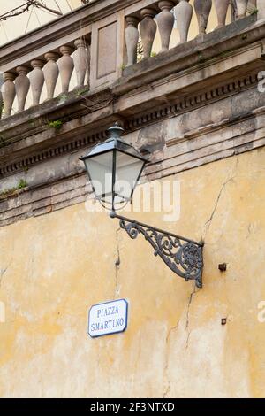 Viste generali sulla tipica architettura toscana e sulle case di Lucca, Toscana. Foto Stock