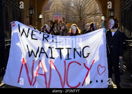 Gli studenti che indossano maschere anonime protestano alla cerimonia Whitworth Hall presso l'Università di Manchester, Manchester, Inghilterra, Regno Unito il 17 marzo 2021. Chiedono le dimissioni di Dame Nancy Jane Rothwell, Presidente e Vice-Cancelliere dell'Università. Essi fanno pressione per una maggiore democrazia e responsabilità. Ciò segue le proteste in alcune sale di residenza dell'Università a Manchester circa le misure di blocco e le preoccupazioni degli studenti circa il pagamento di grandi somme per l'istruzione quando molto insegnamento è stato on-line solo durante la pandemia di Covid 19. Foto Stock