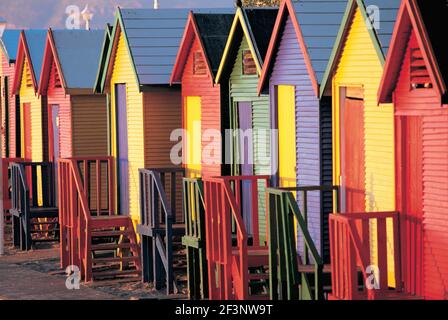 Spiaggia in stile vittoriano di capanne, St James, Cape Town, Sud Africa Foto Stock