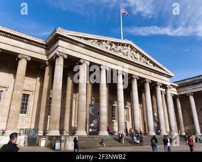 Revival greco façade all'ingresso principale del British Museum, Great Russell St, Bloomsbury, Londra, Inghilterra, GB Foto Stock