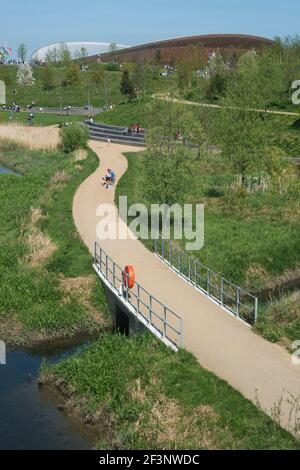 Il velodromo, progettato dagli architetti Hopkins, Queen Elizabeth Olympic Park, Stratford, London, E20, Regno Unito Foto Stock