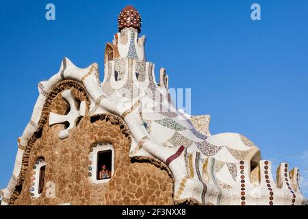 Tetto a forma di fungo dettaglio del padiglione della casa del custode, Park Güell, Barcellona, Spagna, 1900-14. Foto Stock