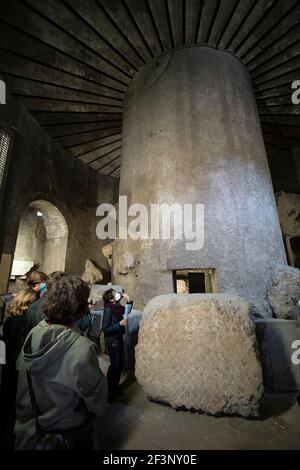 Roma. Italia. Visita guidata del Mausoleo di Augusto, costruito dall'Imperatore Romano Augusto nel 28 a.C. sul Campus Martio, oggi Foto Stock