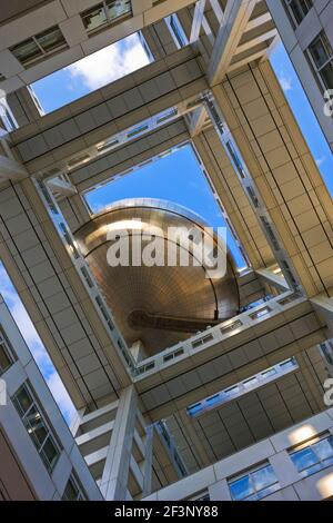 Un basso punto panoramico che guarda verso il cielo enfatizza la complessa struttura architettonica Conduce all'osservatorio a forma di globo della sede centrale della TV di Fuji in t Foto Stock
