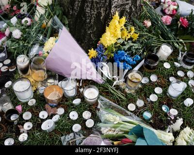 Fiori, candele e messaggi lasciati dai pianori di Sarah Everard in Clapham Common, 14 marzo 2021. Foto Stock