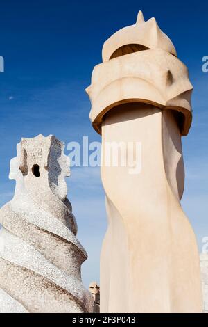 Camino scultoreo e asta di ventilazione sulla terrazza panoramica di la Pedrera (Casa Mila), Barcellona, 1906-12. Foto Stock