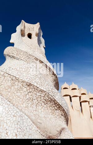 Camini scultorei e asta di ventilazione sulla terrazza panoramica di la Pedrera (Casa Mila), Barcellona, 1906-12. Foto Stock