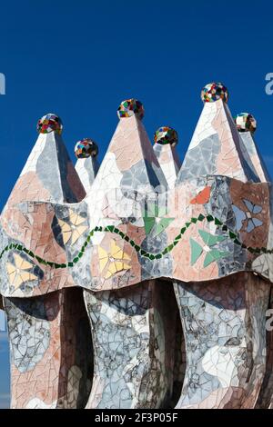 I camini scultorei adornano il tetto piatto di Casa Batllo, Barcellona, 1904-07. Foto Stock