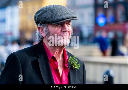 Bantry, West Cork, Irlanda. 17 Marzo 2021. Anche se tutte le parate del giorno di San Patrizio in Irlanda sono state cancellate a causa del COVID-19, quello non ha interrotto la gente che si vestiva in verde per il giorno nazionale irlandese. A Bantry si celebrava il giorno di San Patrizio, William o'Brien. Credit: AG News/Alamy Live News Foto Stock