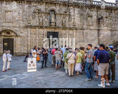 La porta Santa si apre solo su San Giacomo dag in un anno santo. La gente si fila per camminare nella cattedrale di Santiago de Compostela, 25 luglio 2010 Foto Stock