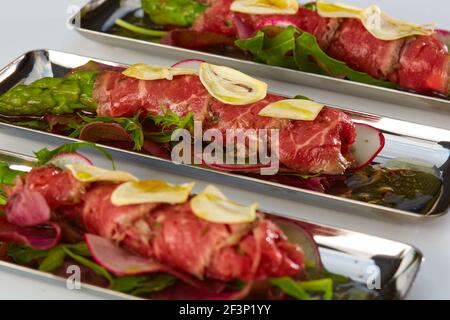 Gli asparagi ricoperti di manzo arrosto. Cucina mediterranea. Profondità dof Foto Stock
