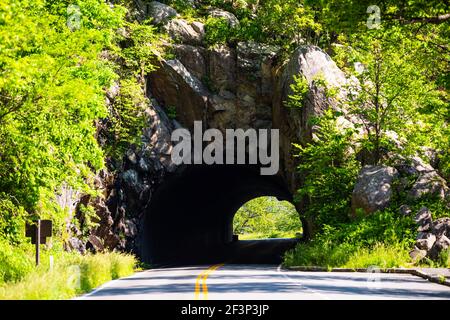 Tunnel di roccia Marys nel parco nazionale di Shenandoah vicino al crinale blu Montagne in Virginia in estate con tortuosa curva strada attraverso foresta di montagna Foto Stock