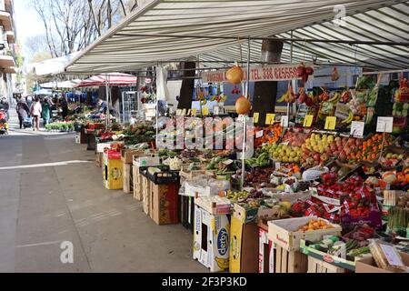 Mercato agricolo nel centro di Milano, Italia Foto Stock