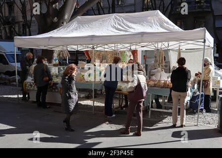 Bancarella del mercato nel centro di Milano, Italia Foto Stock