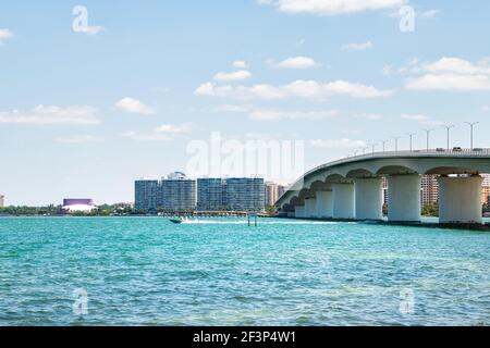 Spiaggia nella città di Sarasota, Florida in giornata di sole con paesaggio urbano e gli edifici della baia di John Ringling Causeway ponte in estate Foto Stock