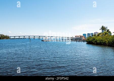 I ponti nel porto turistico attraccano sul fiume Caloosahatchee a Fort Myers, il golfo della Florida della costa del messico con il padiglione del gazebo del molo Foto Stock