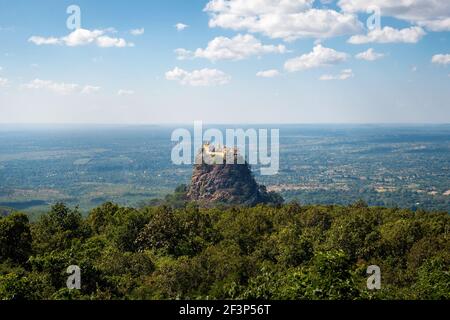 Monte Pope, un importante luogo di pellegrinaggio con numerosi templi di Nat e siti reliquici vicino a Bagan, Mandalay Division, Myanmar (Birmania). Foto Stock