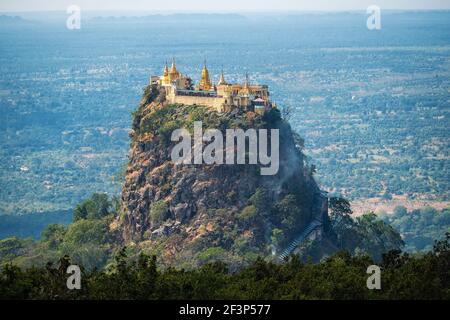 Monte Pope, un importante luogo di pellegrinaggio con numerosi templi di Nat e siti reliquici vicino a Bagan, Mandalay Division, Myanmar (Birmania). Foto Stock