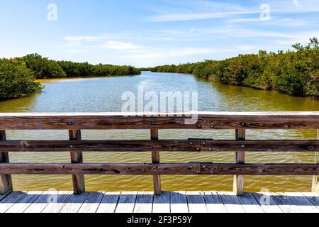 Sanibel Island, USA Bowman's Beach con vista panoramica di Bayou dal ponte in legno con ringhiera sulla baia del fiume in estate Foto Stock