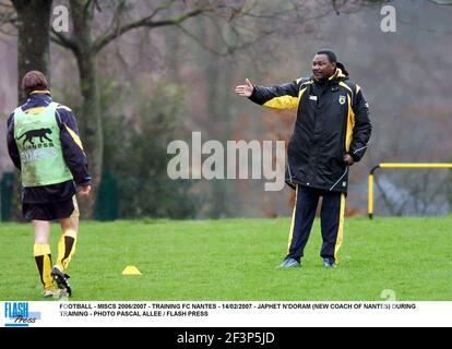 CALCIO - MISCS 2006/2007 - ALLENAMENTO FC NANTES - 14/02/2007 - JAPHET N'DORAM (NUOVO ALLENATORE DI NANTES) DURANTE L'ALLENAMENTO - FOTO PASCAL ALLEE / FLASH PRESS Foto Stock