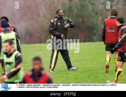 CALCIO - MISCS 2006/2007 - ALLENAMENTO FC NANTES - 14/02/2007 - JAPHET N'DORAM (NUOVO ALLENATORE DI NANTES) DURANTE L'ALLENAMENTO - FOTO PASCAL ALLEE / FLASH PRESS Foto Stock