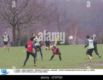 CALCIO - MISCS 2006/2007 - ALLENAMENTO FC NANTES - 14/02/2007 - JAPHET N'DORAM (NUOVO ALLENATORE DI NANTES) DURANTE L'ALLENAMENTO - FOTO PASCAL ALLEE / FLASH PRESS Foto Stock