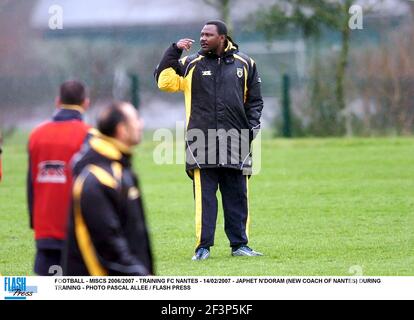 CALCIO - MISCS 2006/2007 - ALLENAMENTO FC NANTES - 14/02/2007 - JAPHET N'DORAM (NUOVO ALLENATORE DI NANTES) DURANTE L'ALLENAMENTO - FOTO PASCAL ALLEE / FLASH PRESS Foto Stock