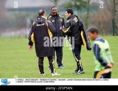 CALCIO - MISCS 2006/2007 - ALLENAMENTO FC NANTES - 14/02/2007 - JAPHET N'DORAM (NUOVO ALLENATORE DI NANTES) DURANTE L'ALLENAMENTO - FOTO PASCAL ALLEE / FLASH PRESS Foto Stock