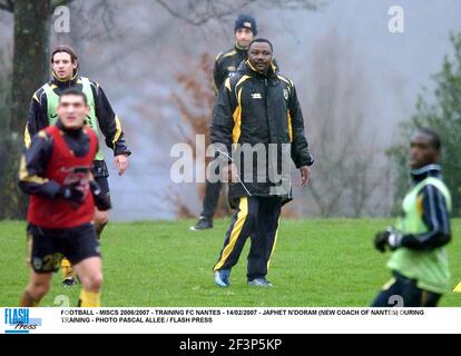 CALCIO - MISCS 2006/2007 - ALLENAMENTO FC NANTES - 14/02/2007 - JAPHET N'DORAM (NUOVO ALLENATORE DI NANTES) DURANTE L'ALLENAMENTO - FOTO PASCAL ALLEE / FLASH PRESS Foto Stock