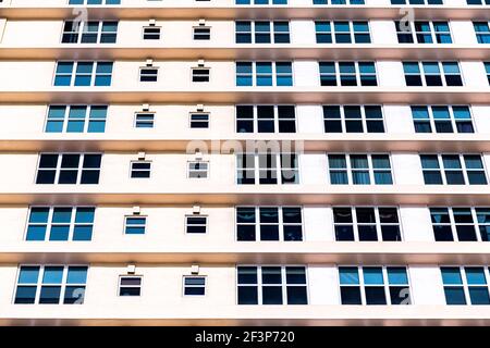 Architettura esterna minimalista astratta facciata di art deco bianco giallo colorato edificio residenziale vintage condominio hotel con molte finestre Foto Stock