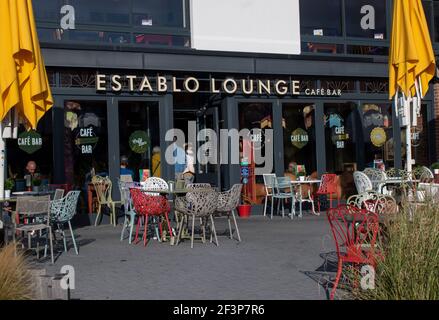 Establo Cafe Bar un nuovo ed elegante ristorante a Rustington con tavoli e sedie pronti per i clienti in una giornata soleggiata e calda. Foto Stock