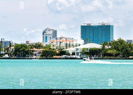 Giro in barca con la gente a Bal Harbour da Miami, Florida con l'acqua di Biscayne Bay Intracoastal all'isola di Indian Creek con fronte oceano proprio Foto Stock