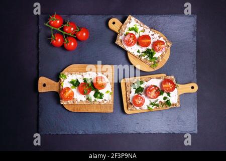 Panini sani da pane fresco di segale integrale. Il concetto di alimentazione sana. Vista dall'alto Foto Stock