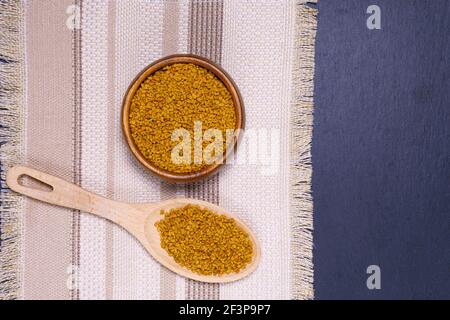 Tè di fenugreek, semi su una superficie di legno. Sollievo da anemia, perdita di gusto, febbre, medicina alternativa Foto Stock