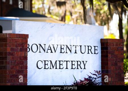 Primo piano del cimitero Bonaventure segno storico a Savannah, Georgia con architettura in mattoni e palme in background sfocato in estate Foto Stock