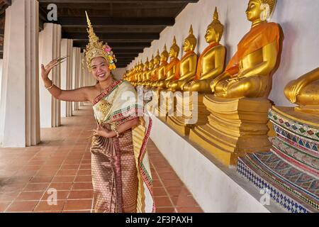 Thailandia, Ayutthaya, ballerina tailandese in abiti tradizionali Foto Stock