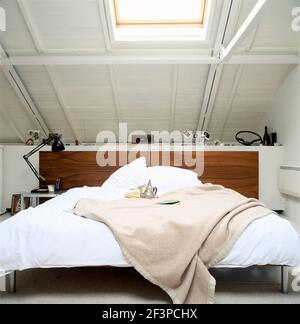 Letto matrimoniale con testiera in legno nella camera da letto moderna Foto Stock