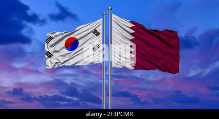 Corea del Sud e Qatar due bandiere su flagpoli e blu cielo nuvoloso Foto Stock