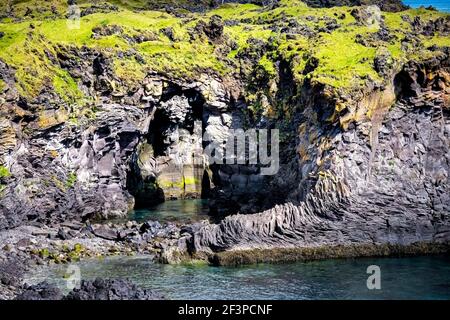 Snaefellsjokull, Islanda paesaggio vista della formazione rocciosa in Hellnar Parco Nazionale Penisola Snaefellsnes con oceano e grotta insenatura Foto Stock