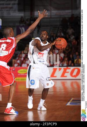 BASKETBALL - FRENCH CHAMPIONSHIP PRO A 2008/2009 - CHOLET (FRA) - 11/10/2008 - PHOTO : PASCAL ALLEE / HOT SPORTS / DPPI CHOLET V GRAVELINES - LOIC AKONO / GRAVELINES Foto Stock