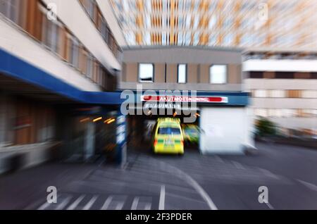 Un’ambulanza che arriva al pronto soccorso dell’ospedale universitario statunitense di Linköping. Foto Stock