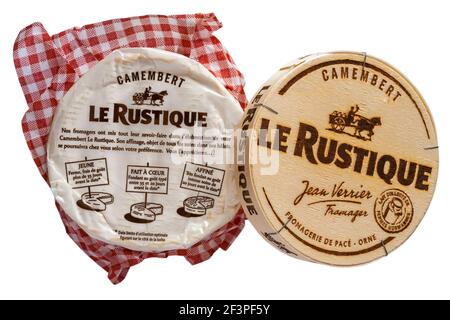 Le Rustique Camembert formaggio in scatola con gingham panno isolato su sfondo bianco - francese, prodotto della Francia Foto Stock