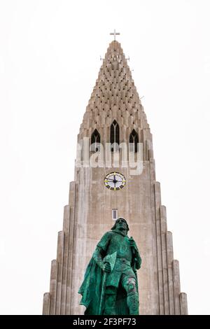 Primo piano della chiesa luterana di Hallgrimskirkja a Reykjavik, Islanda con la statua di bronzo di Leif Erikson nella capitale del centro Foto Stock