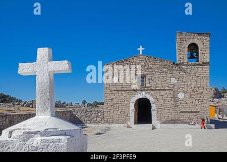 La metà del 18 ° secolo Gesuita San Ignacio Missione chiesa in Valle dei funghi vicino alla città Creel, Sierra Madre Occidental, Chihuahua, Messico Foto Stock