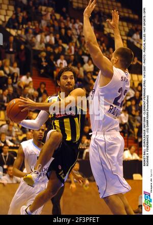 BASKET BALL - EUROLEGA 2007/2008 - CLERMONT-FERRAND (FRA) - 14/11/2007 - PHOTO : PASCAL ALLEE / HOT SPORTS / DPPI ROANNE V FENERBAHCE - (12) DAMIR KAAN (FENERBAHCE) Foto Stock