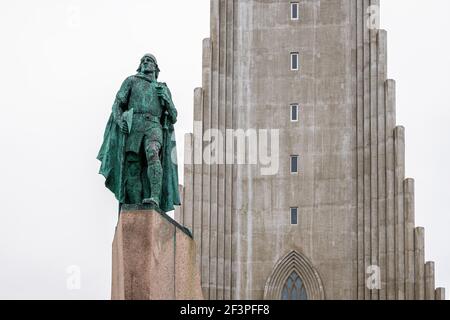 Chiesa luterana di Hallgrimskirkja con le colonne moderne a Reykjavik, Islanda con la statua di bronzo di Leif Erikson nel centro della capitale Foto Stock