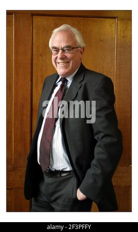 Stephen Nickell un membro del Comitato di politica monetaria nel suo ufficio nella Banca d'Inghilterra.Pic DAVID SANDISON. 25 febbraio 2005 Foto Stock