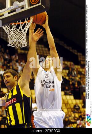 BASKET BALL - EUROLEGA 2007/2008 - CLERMONT-FERRAND (FRA) - 14/11/2007 - PHOTO : PASCAL ALLEE / HOT SPORTS / DPPI ROANNE V FENERBAHCE - (4) ADAM HESS (ROANNE) Foto Stock