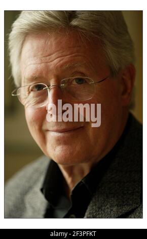 Michael Aspel a casa nella zona ovest di Londra.pic David Sandison 30/4/2004 Foto Stock